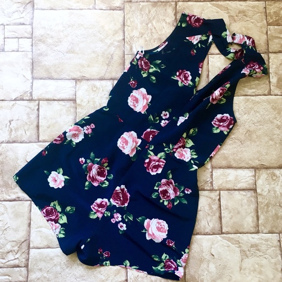 Floral Romper from the Buckle - Picture 5 of 5